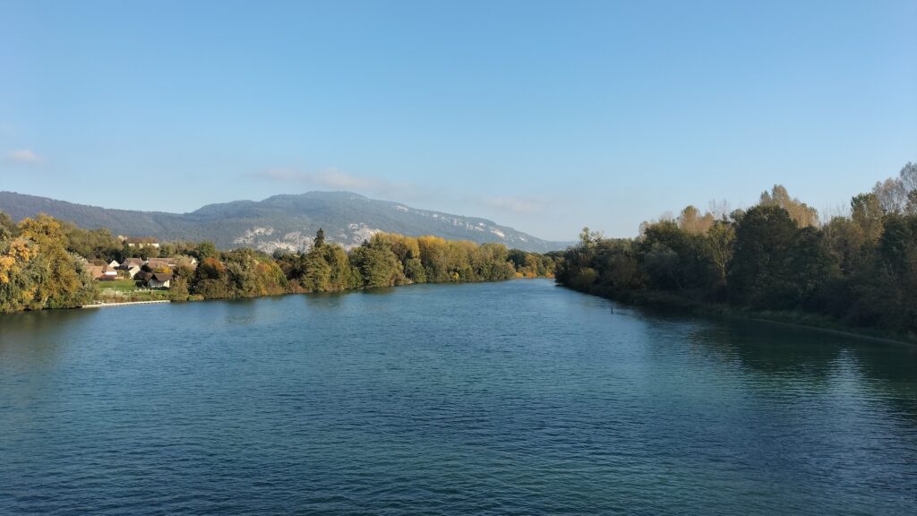 Section de la Via Rhôna entre Groslée et l'Isle de la Serre, dans l'Ain. Cyclisme en France.