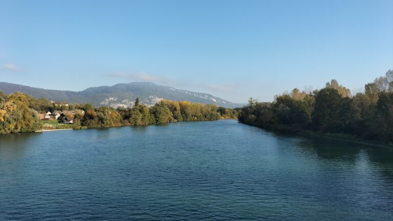 Section de la Via Rhôna entre Groslée et l'Isle de la Serre, dans l'Ain. Cyclisme en France.